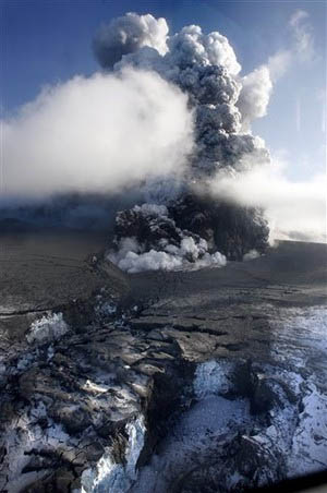 O vulcão Islandês no glacial de Eyjafjallajokull envia cinzas à atmosfera, Abril 17, 2010.